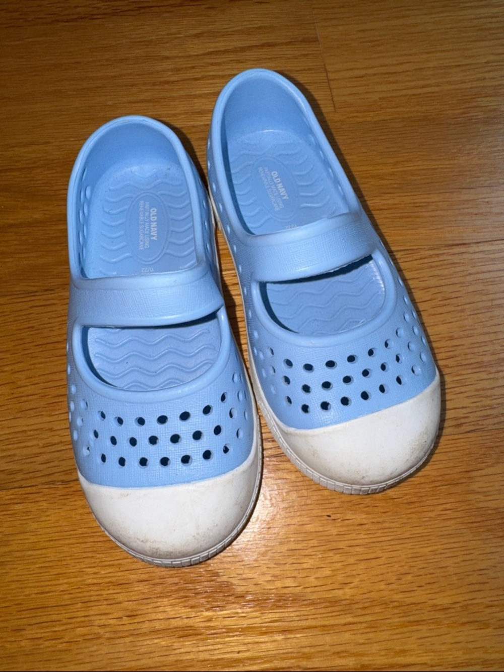 Old Navy Light Blue and White Kids Water Shoes with Strap